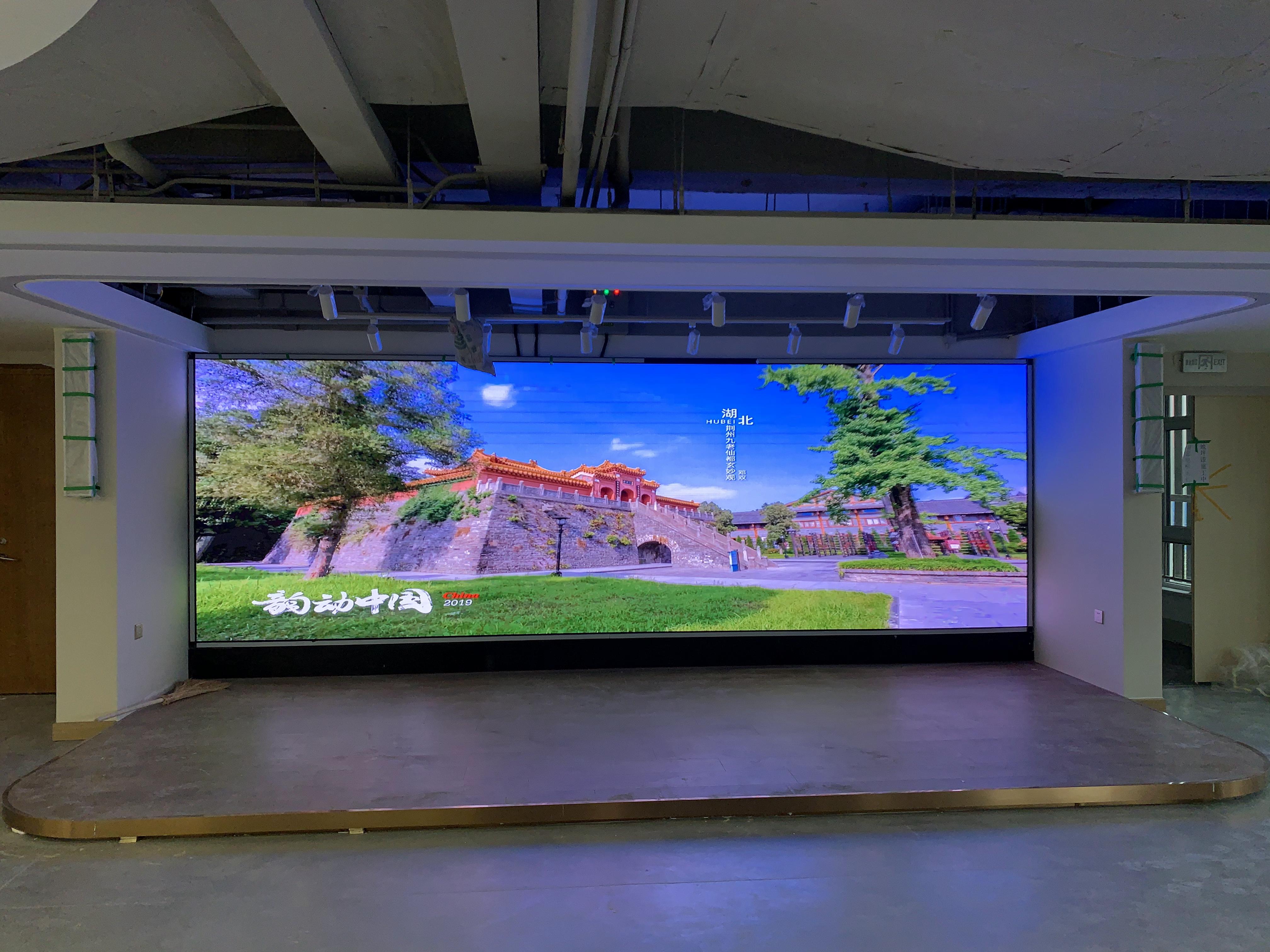 如何通過技術手段提升戶外LED顯示屏在強光下的對比度和可視性？